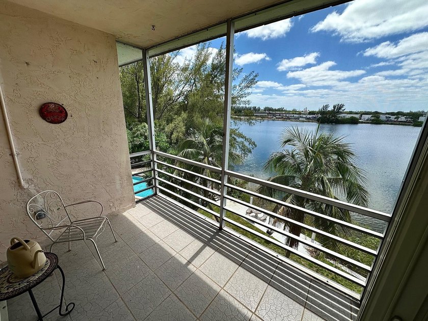 Really nice top floor 2/2 condo with direct views of large lake - Beach Condo for sale in Deerfield Beach, Florida on Beachhouse.com