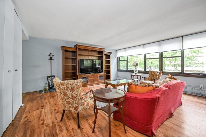 Large and well maintained open- concept living space with an - Beach Home for sale in Beechhurst, New York on Beachhouse.com