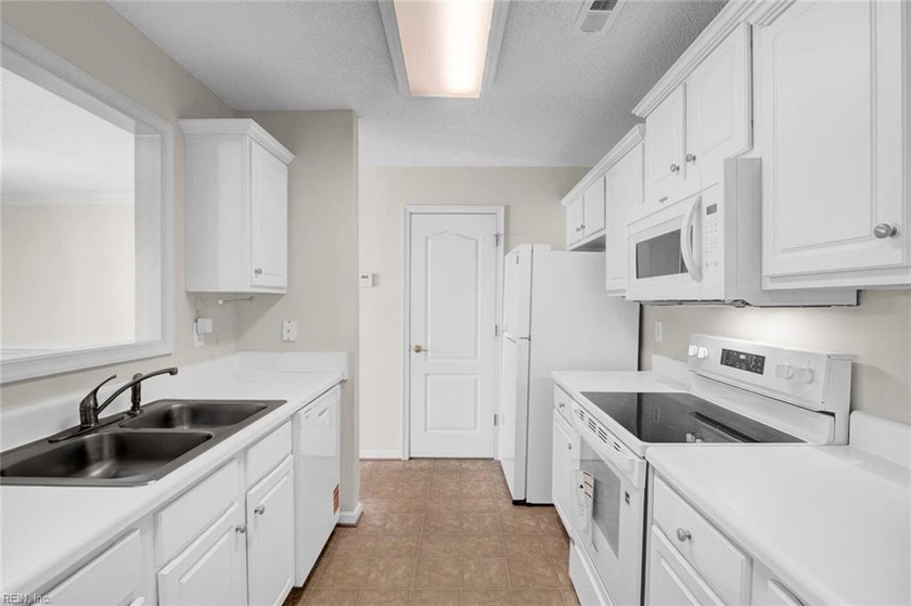 Come see this corner unit Townhouse in The Riverfront - Beach Townhome/Townhouse for sale in Suffolk, Virginia on Beachhouse.com