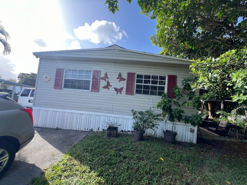 This home is priced for a quick sale, offers a spacious layout - Beach Home for sale in Davie, Florida on Beachhouse.com