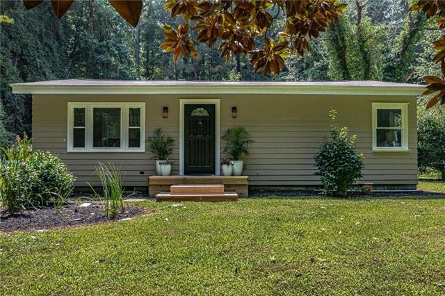 Compact and charming, this newly renovated cottage in the - Beach Home for sale in Weems, Virginia on Beachhouse.com