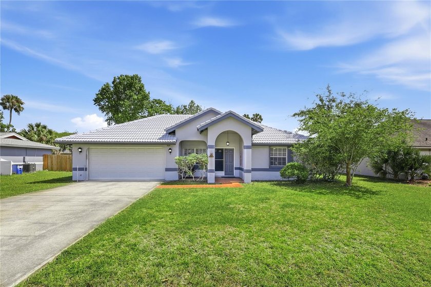 Opportunity knocks in The Woodlands! This 3-bedroom, 2-bathroom - Beach Home for sale in Palm Coast, Florida on Beachhouse.com