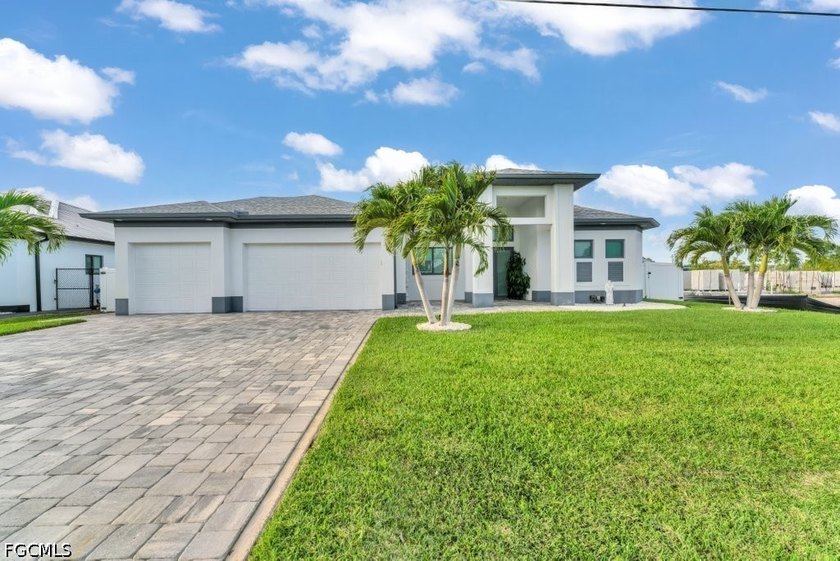 NO HOA - NO FLOOD INSURANCE REQUIRED - LUXURY WATERFRONT HOME - - Beach Home for sale in Cape Coral, Florida on Beachhouse.com