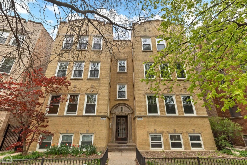 Classic Chicago brick, center entrance, 7 unit apartment - Beach Commercial for sale in Chicago, Illinois on Beachhouse.com