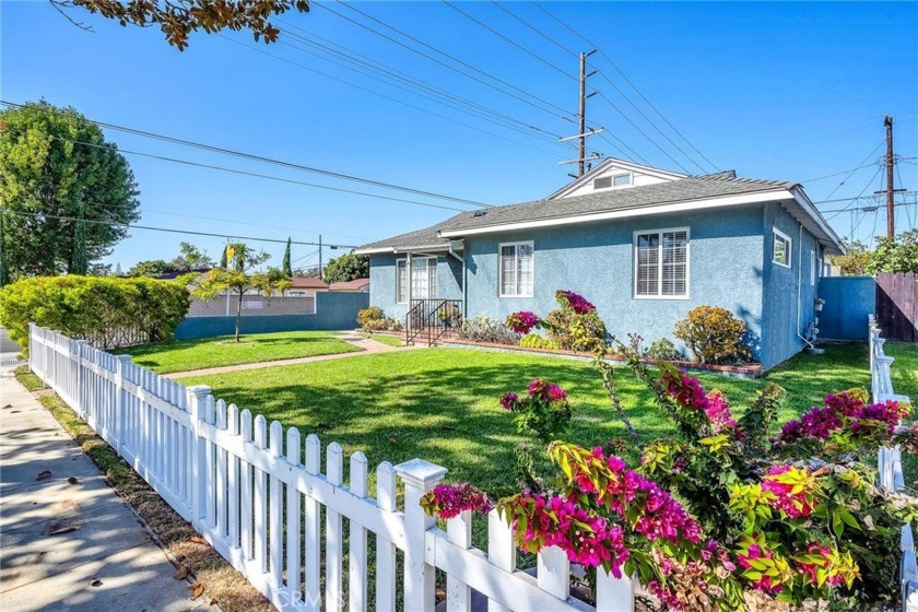 As you drive up to this beautiful home you are welcomed by a - Beach Home for sale in Redondo Beach, California on Beachhouse.com