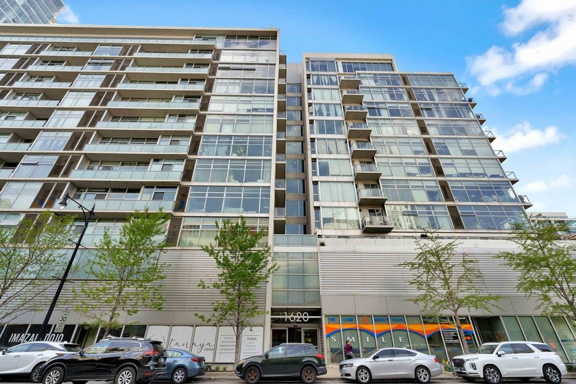 Experience the pinnacle of South Loop living in this pristine 2 - Beach Condo for sale in Chicago, Illinois on Beachhouse.com