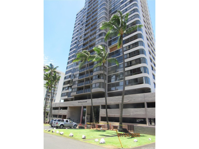 Spacious & open floor plan on this 2-Bedroom, 2-Bath unit with - Beach Condo for sale in Honolulu, Hawaii on Beachhouse.com