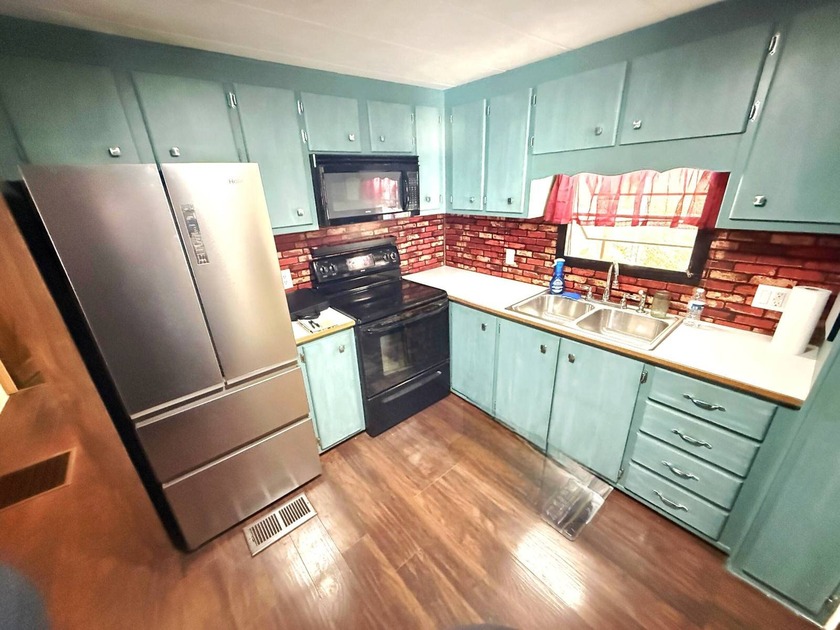 **Charming 2-Bedroom Home for Sale in a Vibrant 55+ - Beach Home for sale in Largo, Florida on Beachhouse.com