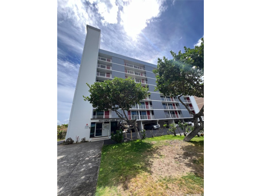 Rarely available and fully renovated! 1 bed/ 1 bath end-unit - Beach Condo for sale in Honolulu, Hawaii on Beachhouse.com