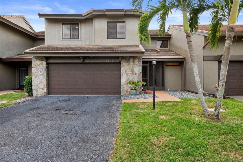 New Roof Town Home with Excellent location in Palm Beach Gardens - Beach Townhome/Townhouse for sale in Palm Beach Gardens, Florida on Beachhouse.com