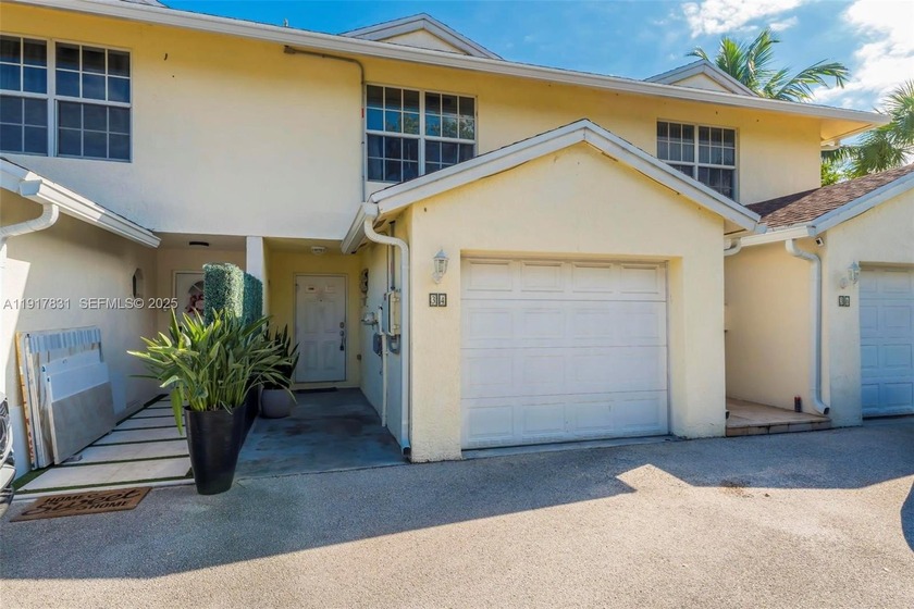 Spacious 2- bedrooms, 2.5 - bath townhouse in the well-known - Beach Townhome/Townhouse for sale in Deerfield Beach, Florida on Beachhouse.com