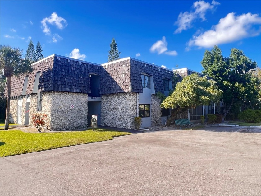 Beautifully well-kept 2 bedroom, 2 bathroom condo featuring - Beach Condo for sale in Oakland Park, Florida on Beachhouse.com