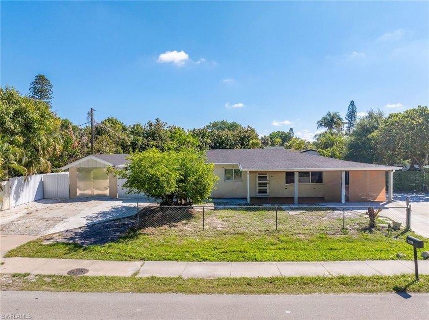 Beautifully remodeled corner home, Just 6 miles from Naples - Beach Home for sale in Naples, Florida on Beachhouse.com