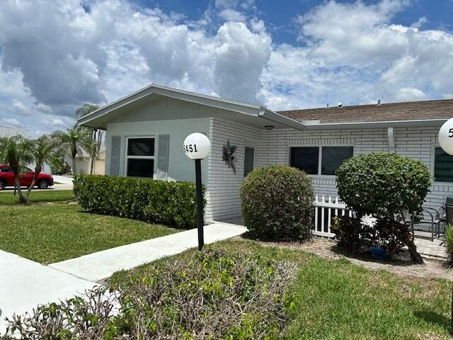 Beautifully updated 2/2 corner, duplex style Villa located in a - Beach Home for sale in West Palm Beach, Florida on Beachhouse.com