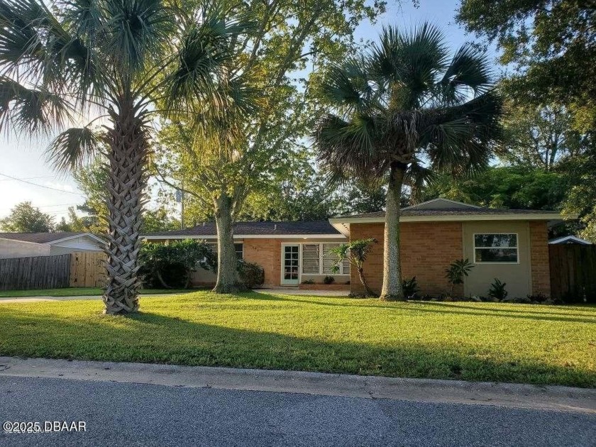 FANTASTIC LOCATION NEXT TO THE RIVIERA GOLF COURSE. SUPER - Beach Home for sale in Daytona Beach, Florida on Beachhouse.com