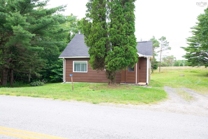 This beautifully modernized bungalow-style home exudes - Beach Home for sale in Little Brook,  on Beachhouse.com