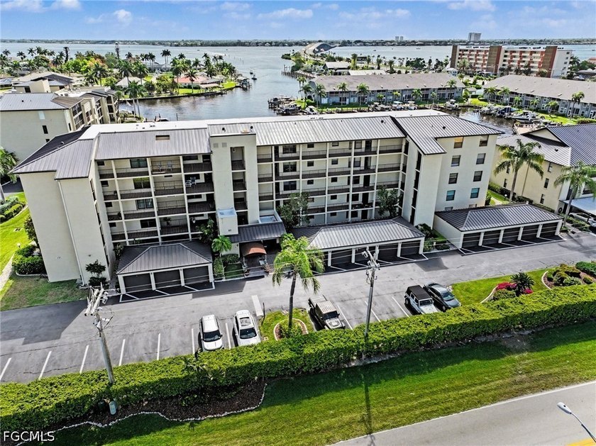 Fantastic 2 bedroom 2 bath with one car garage gulf access condo - Beach Condo for sale in Cape Coral, Florida on Beachhouse.com