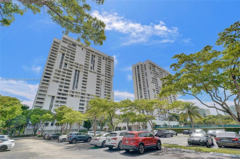 Spacious and beautifully updated 2BD/2BA in the heart of - Beach Condo for sale in Aventura, Florida on Beachhouse.com