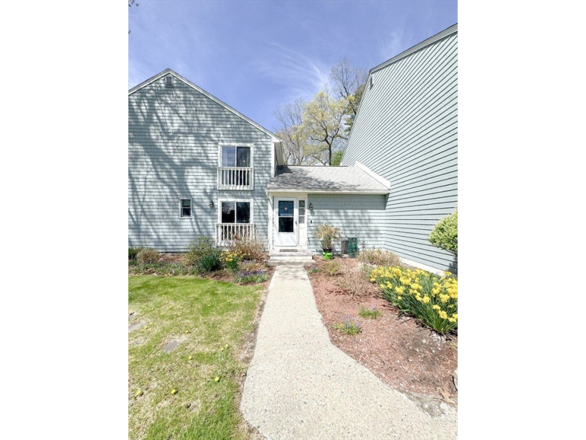 Motivated sellers! This corner unit condo in a quaint small - Beach Condo for sale in Amesbury, Massachusetts on Beachhouse.com