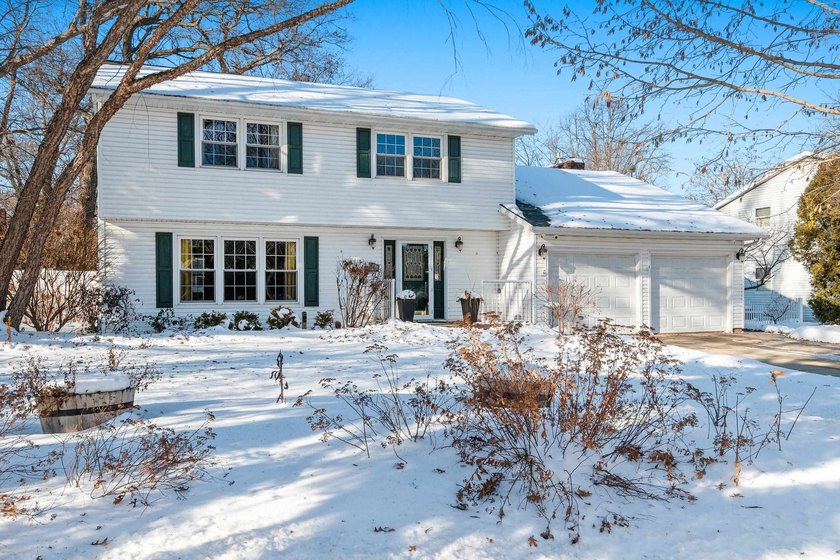 Welcome to this beautifully maintained 4-Bed 2 1/2 Bath Home - Beach Home for sale in Green Bay, Wisconsin on Beachhouse.com