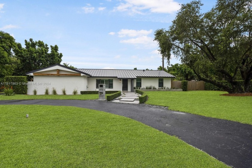 Family-friendly remodeled home offers an open floor plan w/ - Beach Home for sale in Palmetto Bay, Florida on Beachhouse.com