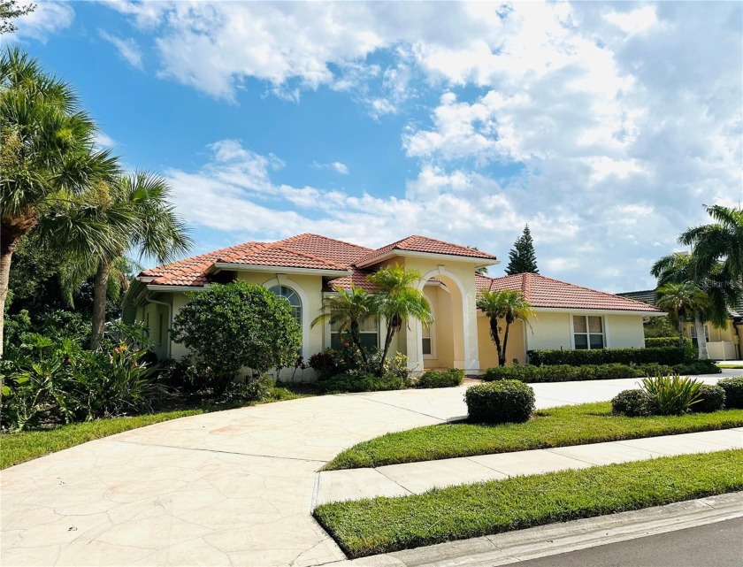 Welcome to 4174 Escondito Circle, a beautifully maintained - Beach Home for sale in Sarasota, Florida on Beachhouse.com