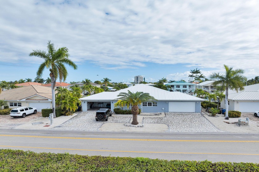 Beautiful 3/2 half duplex with 46' of dockage with easy access - Beach Home for sale in Key Colony Beach, Florida on Beachhouse.com
