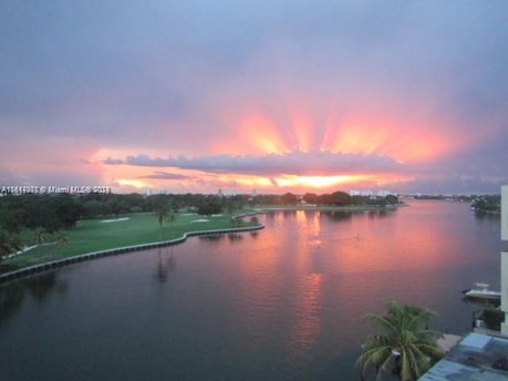 PRICE TO SELL !DIRECT !!  DIRECT WATER VIEWS !1 BEATIFUL - Beach Condo for sale in Bay Harbor Islands, Florida on Beachhouse.com