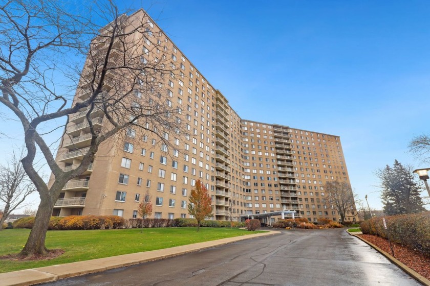 Bright and sunny one bedroom in highly desirable Winston Towers - Beach Home for sale in Chicago, Illinois on Beachhouse.com