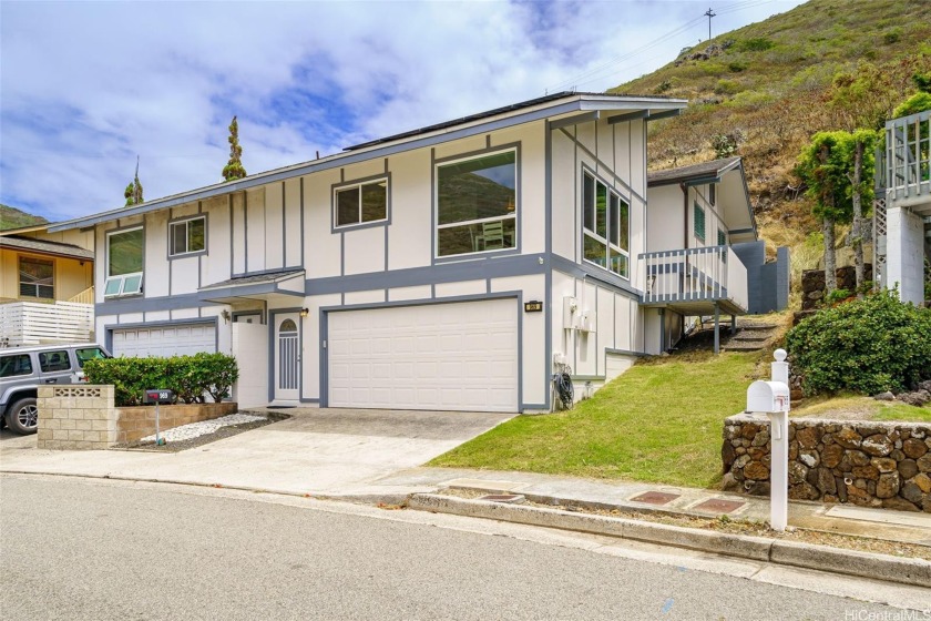 This lovely 3 bedroom, 2 bath residence situated on a cul-de-sac - Beach Home for sale in Honolulu, Hawaii on Beachhouse.com