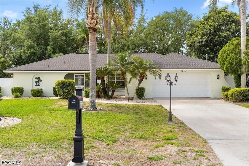 Beautifully updated 3-bedroom, 2-bath home featuring a spacious - Beach Home for sale in Lehigh Acres, Florida on Beachhouse.com