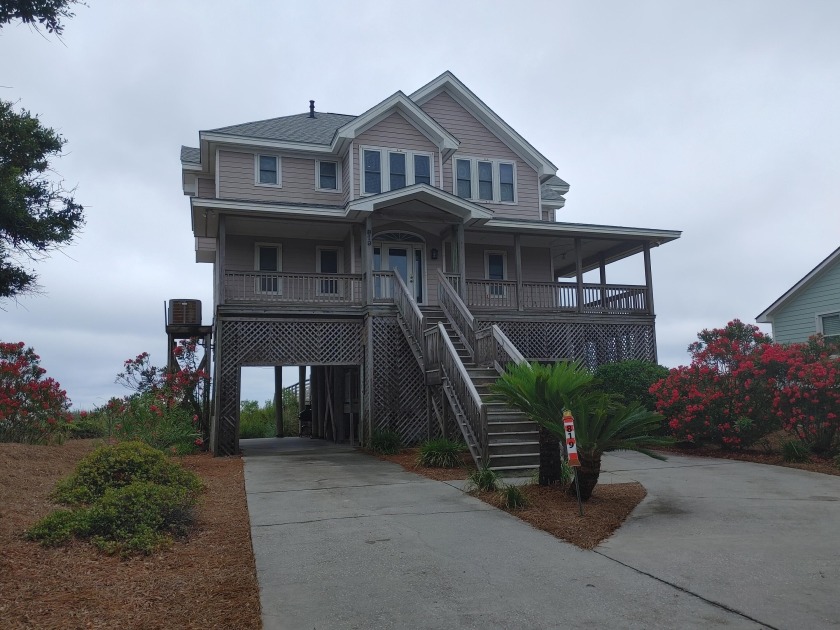 New to the market. this 4 bedrooms, 3.5 bath has two master - Beach Home for sale in Folly Beach, South Carolina on Beachhouse.com
