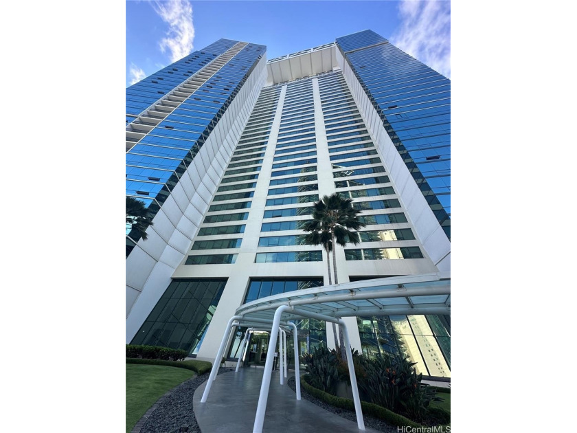 Come see this unique, fully renovated 2 bedroom/2 bath/1parking - Beach Condo for sale in Honolulu, Hawaii on Beachhouse.com