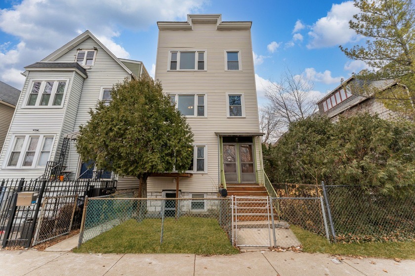 Welcome to 1814 N. Richmond Ave, a rare 3-unit building located - Beach Home for sale in Chicago, Illinois on Beachhouse.com