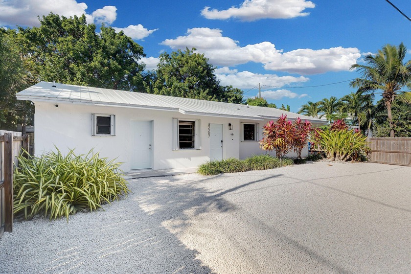Ground-level living in the heart of Islamorada! Situated on an - Beach Home for sale in Upper Matecumbe Key, Florida on Beachhouse.com