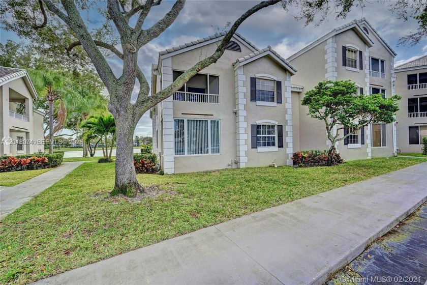 Gorgeous remodeled 2/2 Unit in Lakeview Club. Private - Beach Condo for sale in Oakland Park, Florida on Beachhouse.com