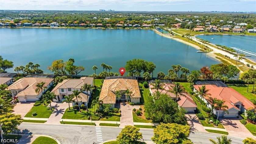 BEST PRICED WATERFRONT 3000 SQUARE FOOT POOL LAKE FRONT HOME!!!! - Beach Home for sale in Fort Myers, Florida on Beachhouse.com