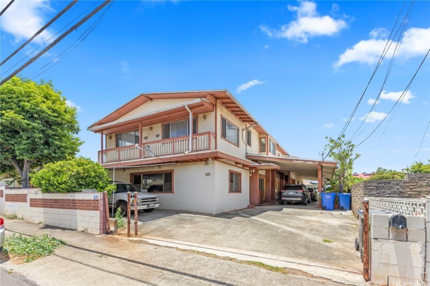 Great opportunity in a convenient Honolulu location! This - Beach Home for sale in Honolulu, Hawaii on Beachhouse.com