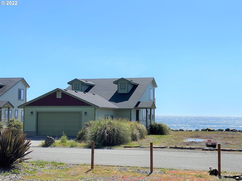 OCEANFRONT DREAM & AN OUTSTANDING VACATION RENTAL! Great floor - Beach Home for sale in Gold Beach, Oregon on Beachhouse.com