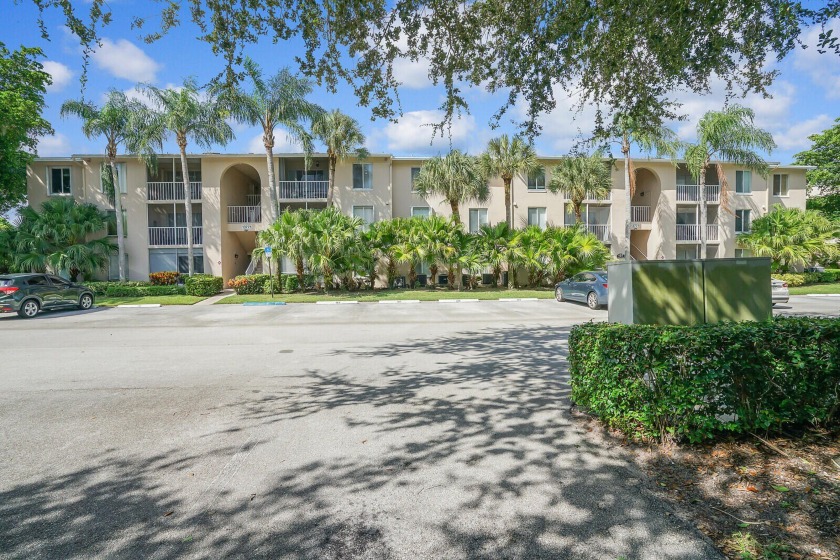 Third-Floor Condo with Modern Touches. This spacious and - Beach Condo for sale in Delray Beach, Florida on Beachhouse.com