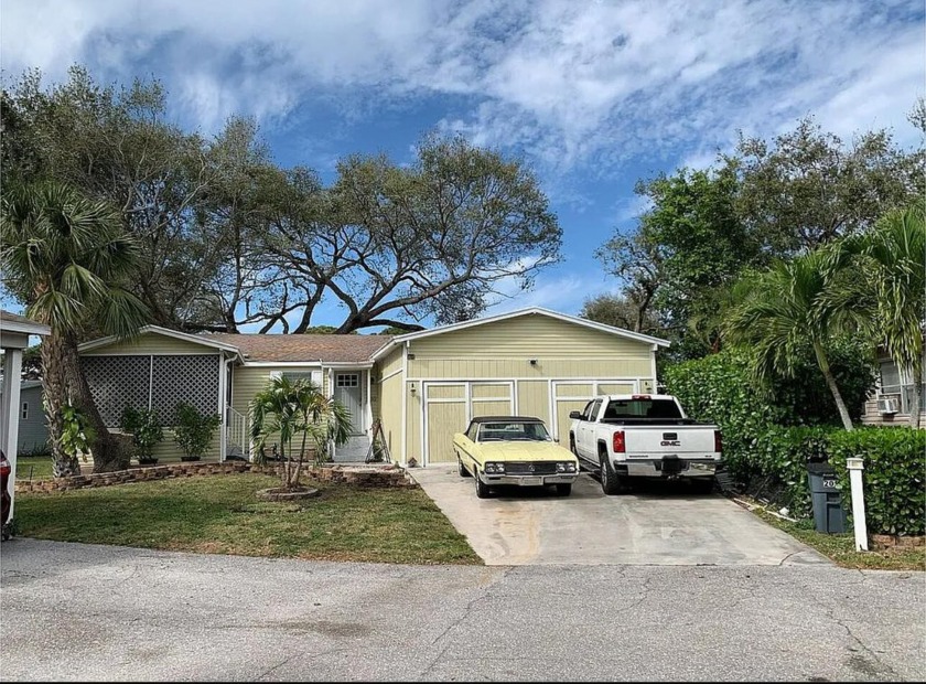 Rare Find. Only 5 homes in the whole neighborhood with a garage - Beach Home for sale in Palm Beach Gardens, Florida on Beachhouse.com