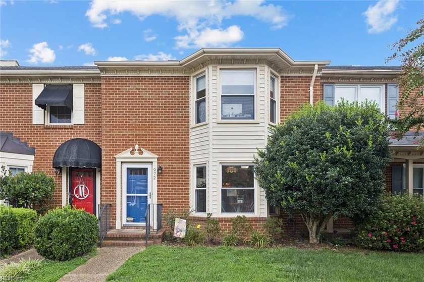 Rare find in Virginia Beach - no fee townhome with garage in - Beach Condo for sale in Virginia Beach, Virginia on Beachhouse.com