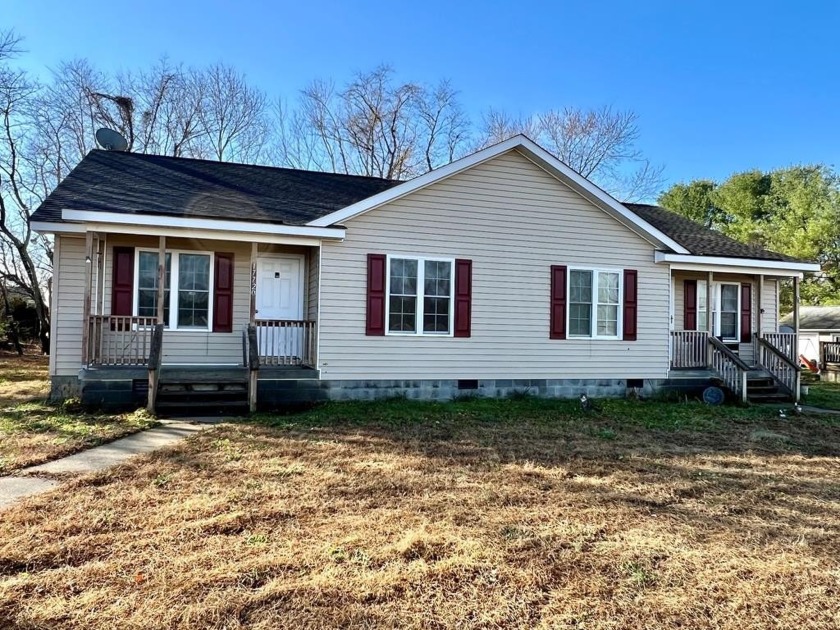 This duplex is an excellent investment opportunity Located in - Beach Home for sale in Warsaw, Virginia on Beachhouse.com