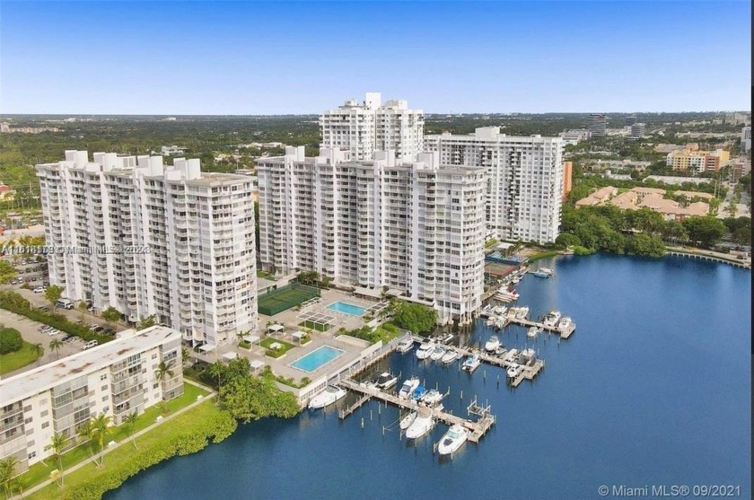 HIGH FLOOR, CORNER UNIT w/ WATER VIEWS to the South, East & West - Beach Condo for sale in Aventura, Florida on Beachhouse.com