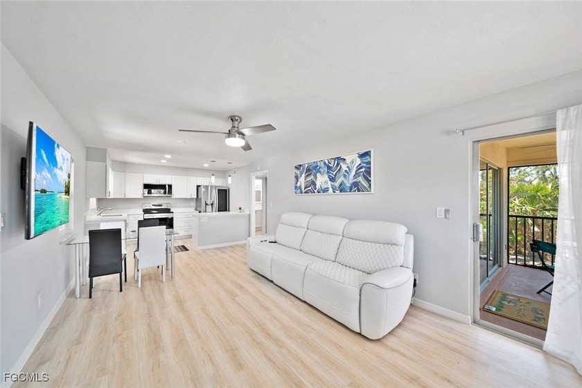 Move in ready beautiful TURN-KEY condo w/ LOW HOA FEES & great - Beach Condo for sale in Fort Myers, Florida on Beachhouse.com