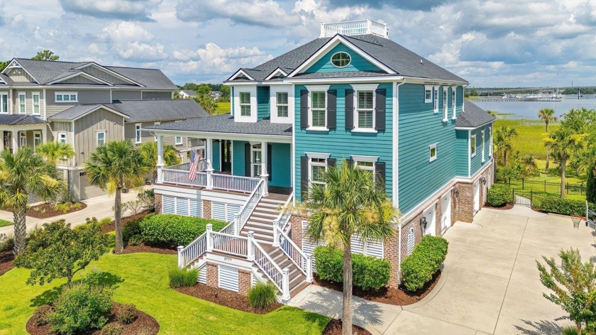 If you're looking for spacious luxury in an awesome setting in - Beach Home for sale in Mount Pleasant, South Carolina on Beachhouse.com