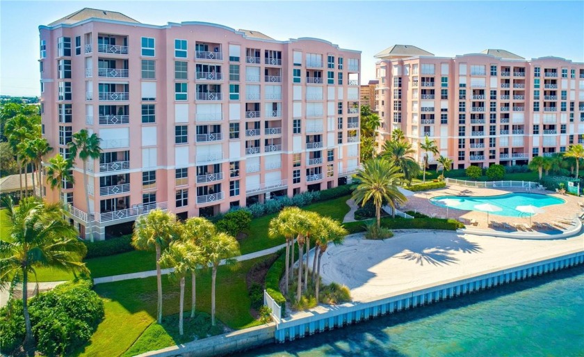 Welcome to this stunning luxury corner penthouse condominium  in - Beach Condo for sale in St. Petersburg, Florida on Beachhouse.com