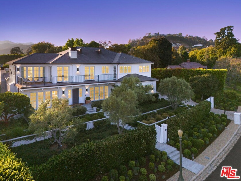 Welcome to an unparalleled estate in the prestigious Pacific - Beach Home for sale in Pacific Palisades, California on Beachhouse.com