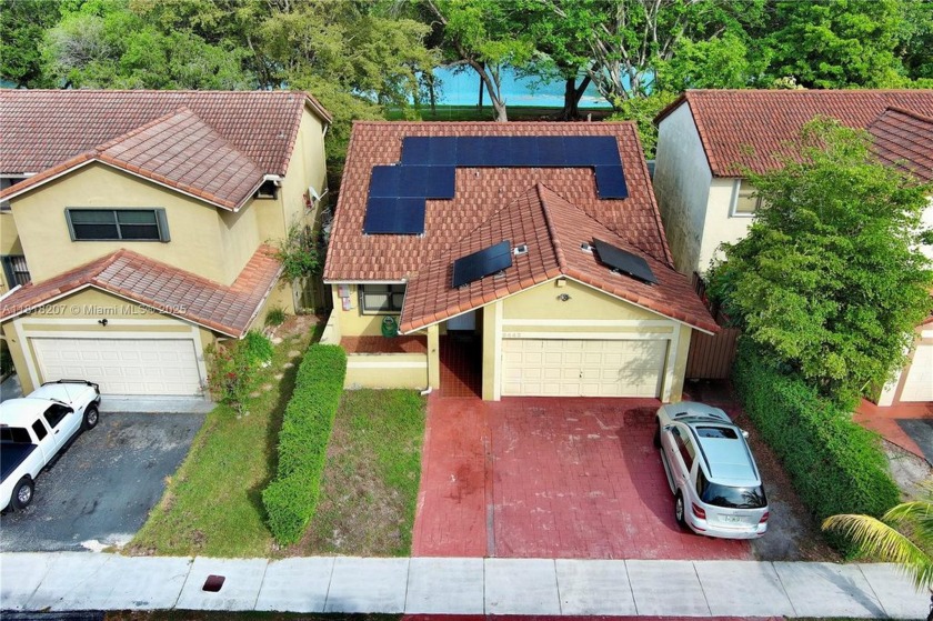 GORGEOUS LAKE FRONT WITH 4 BEDROOMS AND 2 FULL BATHROOMS - Beach Home for sale in Miami, Florida on Beachhouse.com