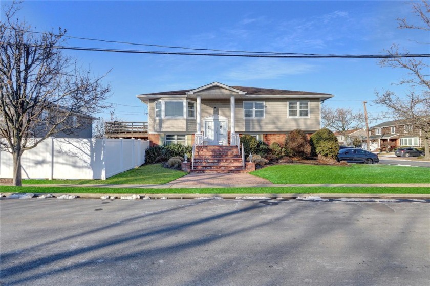 *Watch Full House Tour Video*
119 Ivy Lane, Lido Beach, NY - Beach Home for sale in Lido Beach, New York on Beachhouse.com